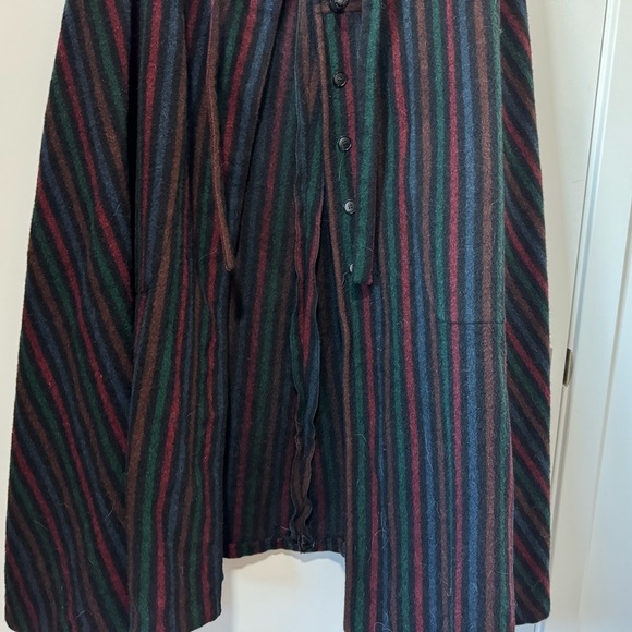 Vintage 100% wool cape with large hood! - Picture 3 of 7